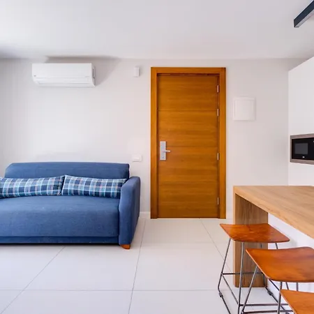 דירה With Balcony Shared Pool 5 Min To גומבט