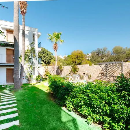 With Balcony Shared Pool 5 Min To גומבט