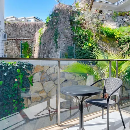 아파트 With Balcony Shared Pool 5 Min To *